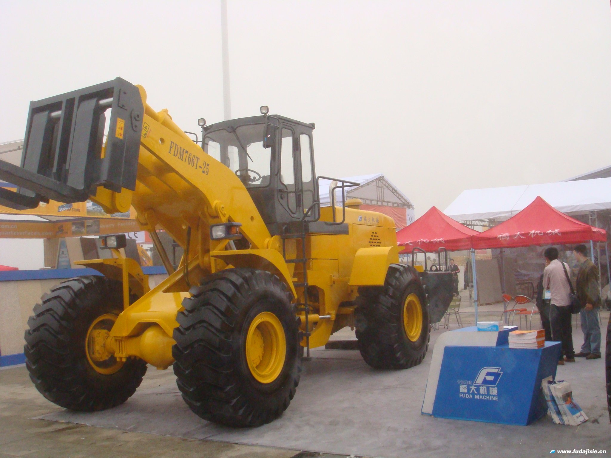 福大25吨叉装车FDM766T-25亮相2011年厦门米兰体育网页版,米兰体育（中国）官方在线登录